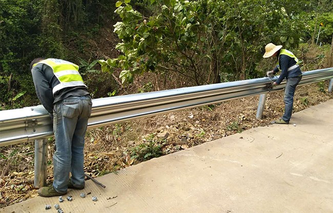 陇南高速公路护栏的定期维护与保养