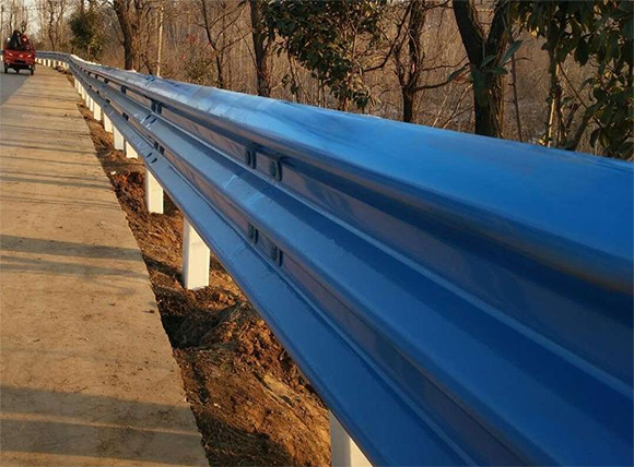 陇南公路波形护栏板的优点